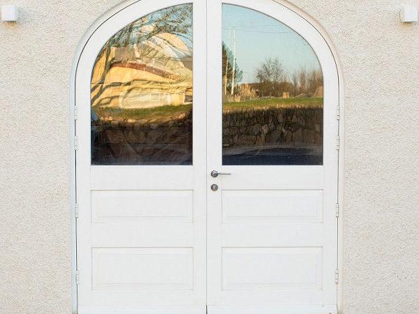 arched timber entrance doors twry felin hotel in gower